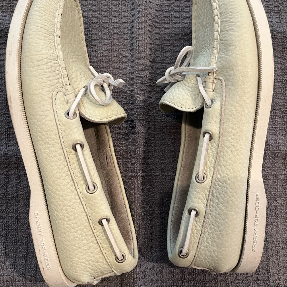 Woman’s 8.5 Authentic Sperry Original 2-Eye. Like newish. Cream/white color - Picture 4 of 7